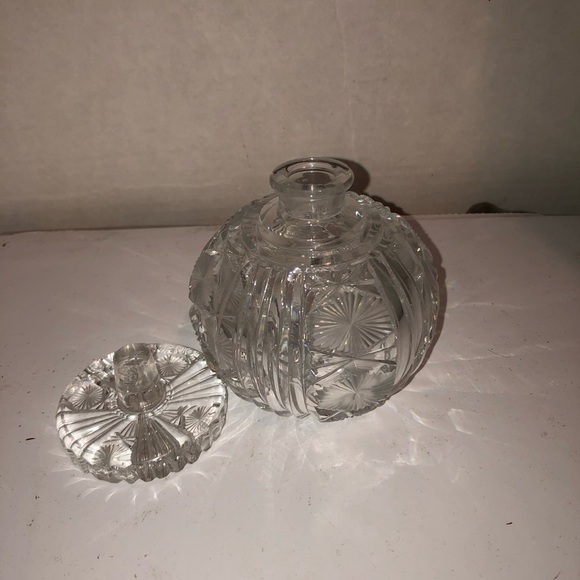 Elegant vintage crystal Perfume Bottle. Stunning little perfume bottle- like new - Picture 1 of 8